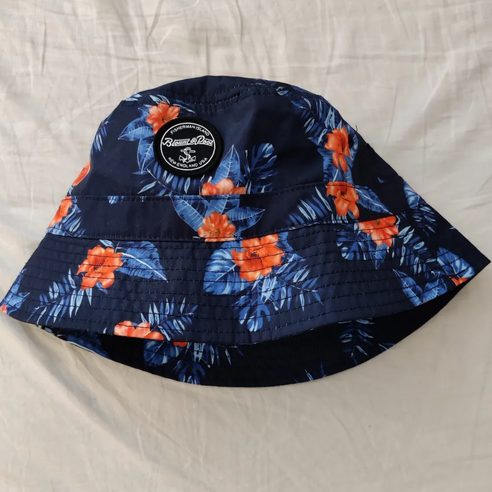 Säljer den här mörkblå blount & pool buckethat med orangea hibiscus blommor. Kontakta vid intresse ⭐ TRYCK INTE PÅ KÖP NU . Övrigt.