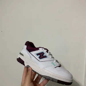 New balance 550 burgandy cyan - Säljer dessa snygga new balance 550 burgandy cyan, storlek på dessa är 42, dessa skor kostar endast 1500kr och frakten är på köparens bekostnad. Har ni några frågor så är det bara att fråga på. 
