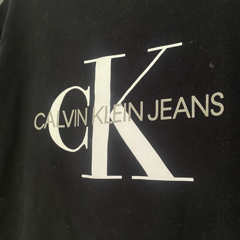 Säljer min Calvin Klein tröja då den blivit för liten! Använd få gånger, bra skick!💖. Tröjor & Koftor.