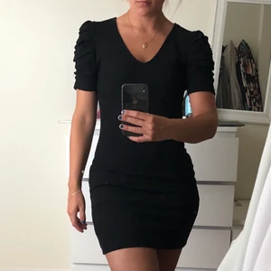 Svart Klänning - Svart mini klänning med puffiga ärmar