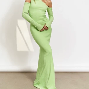 Klänning - Säljer nu min klänning från Hanna schönbergs kollektion på NA-KD, säljer då jag aldrig kommer använda den mer. Endast använd 1 gång. Klänningen är i storlek S!