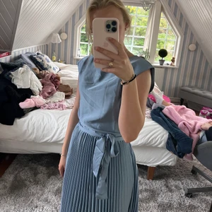 Blå sommarklänning  - Nu säljer jag denna helt oanvända klänningen som har lappen kvar💙 Perfekt för fina tillfällen! Frakten ingår ej i priset💖