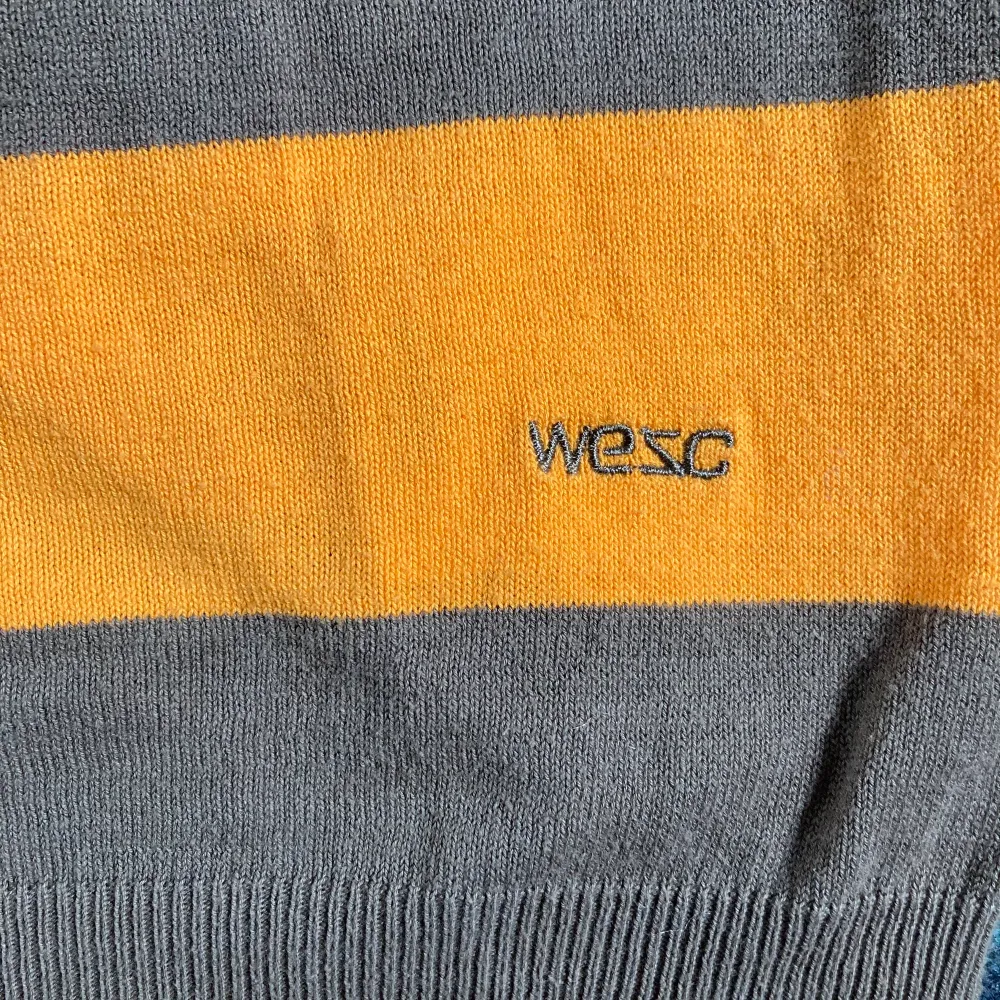 Orange/Brun finstickad tröja från WESC. Storlek S. Tröjor & Koftor.