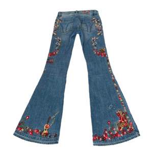 Så fina vintage jeans från miss sixty med broderade detaljer, storlek W24. Midjemått: 72cm innerbenslängd: 77cm 🫀