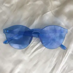 Jättesnygga och unika solglasögon köpta i Amsterdam för några år sedan. De är gjorda helt i någon slags genomskinlig blå plast och är typ aldrig använda. Uv400 skydd. Så coola perfekta som ”pop of color’ till en outfit.