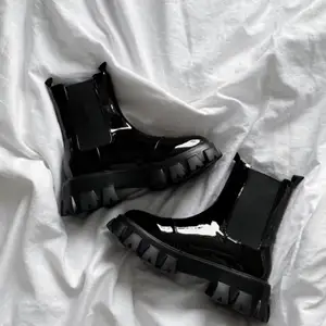 Säljer dessa boots då dom är helt nya och inte kommer till användning, skorna är endast testade, skriv privat för fler bilder eller info.