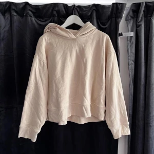 Hoodie Zara - Passar mig som har S då det sitter snyggt med lite oversized i denna modell. 