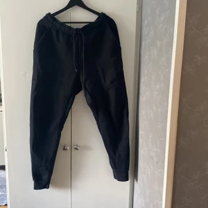 Nike tech fleece black, pants - Finns Nike tech byxorna också till koftan, likt koftan så är den här rätt så använd också, men inte så avfärgad. Storlek: L, men återigen passar för de i lite mindre storlek.  Byxorna passar för båda könen!