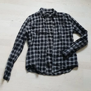 Skjorta - Skjorta passar xs-m beroende på önskad passform. Nyskick men behöver strykas💖15 kr💖 3 för 2!