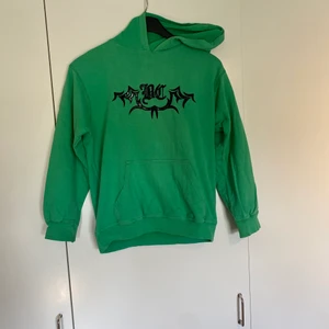 Grön Hoodie - Skit snygg Grön hoodie, men den är tyvärr för liten för mig. Stod som strl M men den var mycket mindre så skulle väl säga kanske strl s