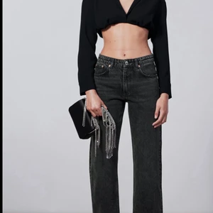 Zara mid Rise straight  - Jag beställde de och de var för små hann inte lämna tillbaka och nu ligger de i paketet helt oanvända.