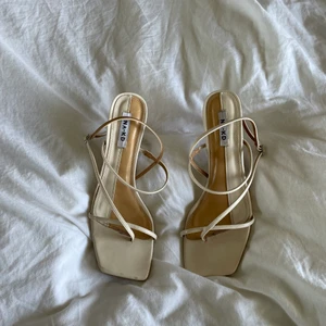 Beigea klackar från nakd - Säljer dessa fina slutsålda klackarna i storlek 40, men passar mig bra som har 39. Sparsamt använda och perfekta till sommarkvällar 💌