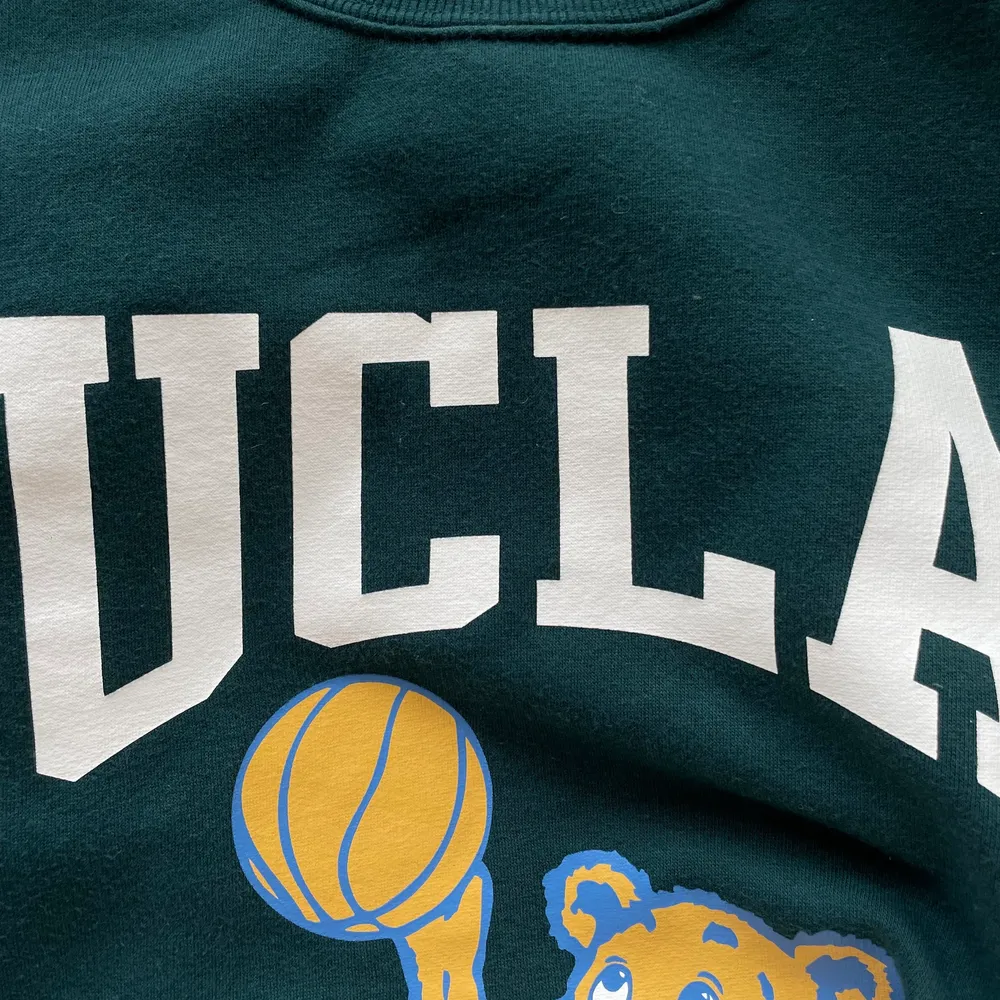 Jättefin UCLA sweatshirt från H&M, använd fåtal gånger så väldigt fint skick. Storlek M men passar mindre om man vill ha den oversized! Hör av dig vid frågor! 💛. Tröjor & Koftor.