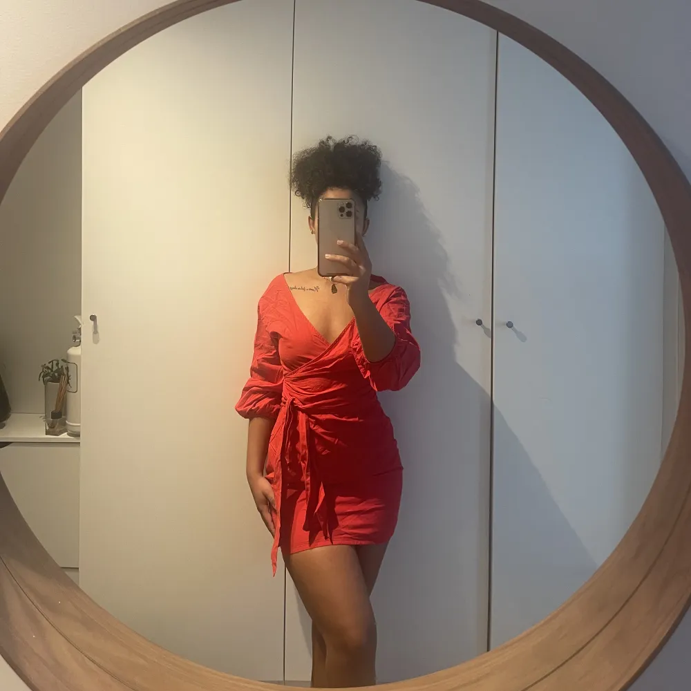 Röd klänning från Nelly . Klänningar.