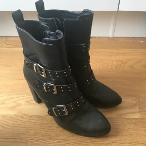 Klackskor - Supercoola klackskor med spännen och nitar