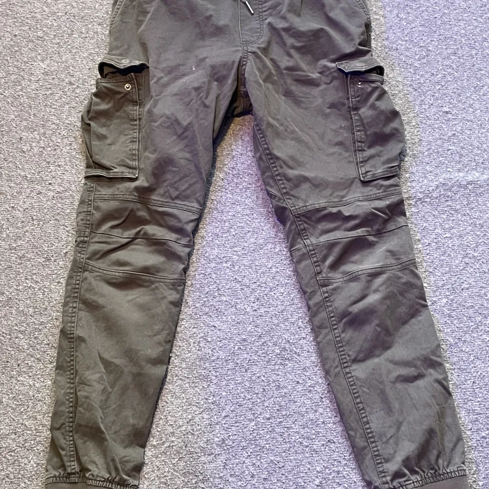 Cargo byxor som är använda ett par gånger men i bra skick. Farkut & Housut.