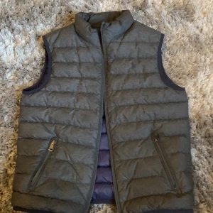 Säljer nu denna Ralph lauren väst då den var för liten! - Bra skick