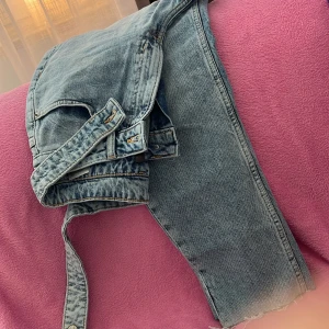 Jeans  - Säljer mina fina jeans aldrig använda, provade bara. Med fin midja.