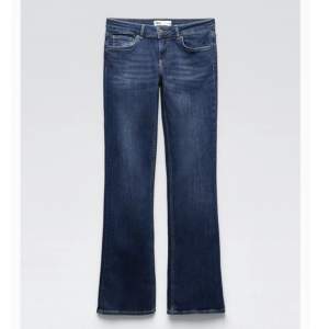 Helt slutsålda lågmidjade bootcut jeans från zara köpta i höstas som är i bra skick🤍 Nypris: 400kr köpare står för frakten🌟