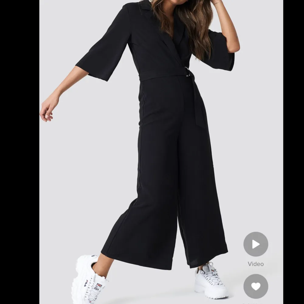 Helt oanvänd jättefin jumpsuit från NA-KD med prislapp kvar. Nypris 699kr . Klänningar.