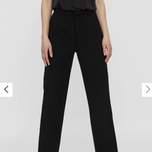 Kostymbyxor  - Super sköna långa svarta kostymbyxor ifrån vero Moda använda några gånger men i ett gott skick!