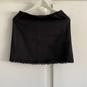 Svart kjol - Svart kjol, spets detaljer, liten slits