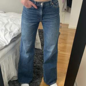 Jag säljer blåa jeans från Monki i storlek 25. De är vida i benen och hög i midjan. På mig sitter de bra som är 170 cm lång. Säljes i två kulörer, båda är använda men i mycket fint skick. Frakten är inkluderad i priset, postnord (frimärken).