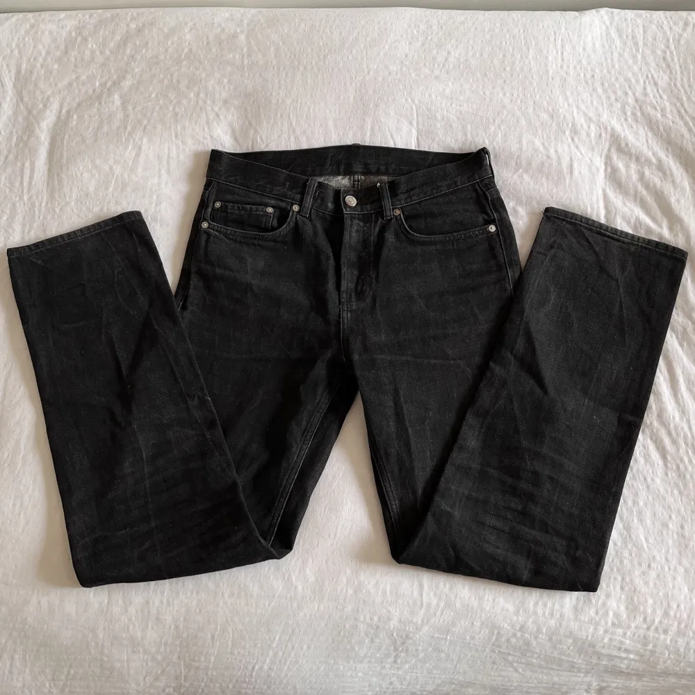 Ett par raka svarta jeans i jättefint skick😁. Jeans & Byxor.