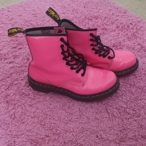 Rosa Dr. Martens | storlek 39 | - Här är relativt nya och snygga Dr.Martens! Skorna är i bra skick, glänsande i färg och redo  för en nya ägare. Anlednigen till varför de säls är pga jag inte får plats i de, men det betyder inte att de ska ej användas såklart! 