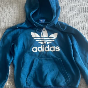 Adidas hoodie  - Säljer en blå adidas hoodie som använts max två gånger 