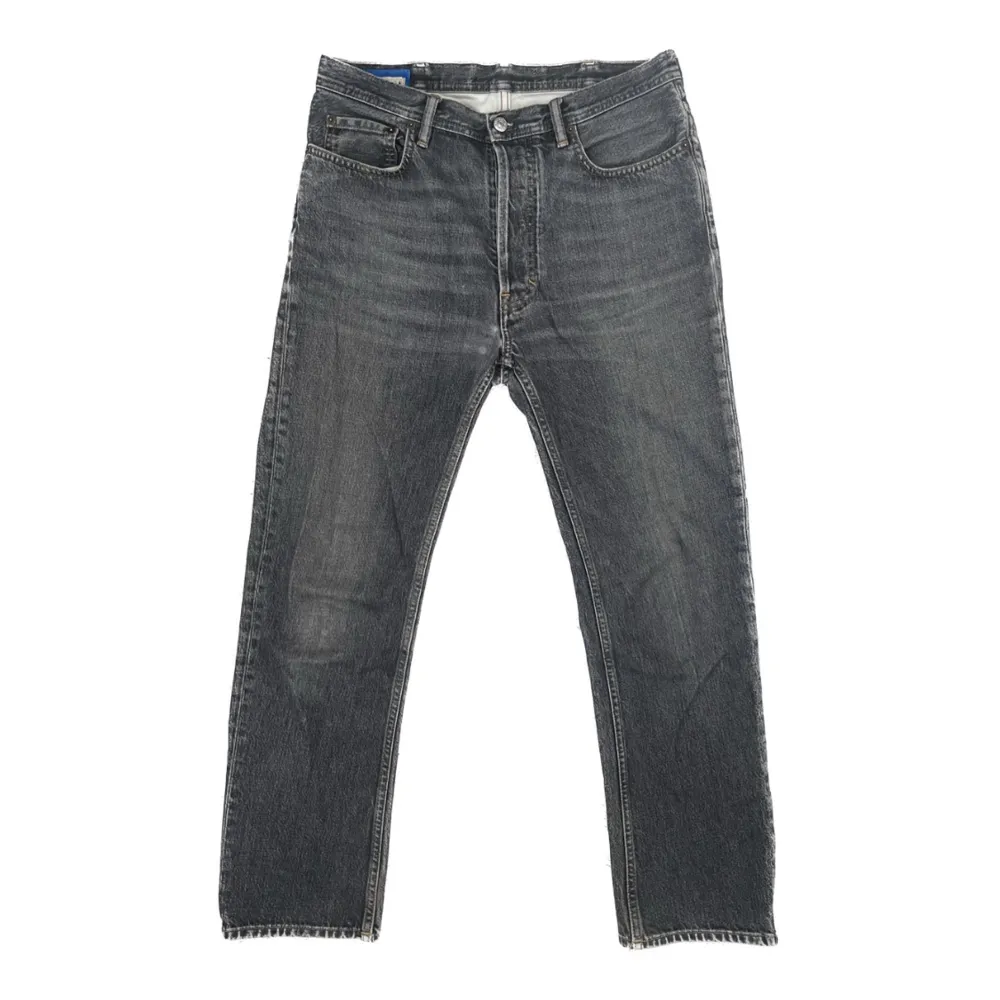 Schyssta Acne Studios jeans i storlek 27/32, men sitter mer som 30/32. Snygg grå tvätt och rak passform. Riktigt bra kvalitet och relativt bra skick, förutom ett par små uppskrapningar på höger bakficka som syns på första bilden. . Jeans & Byxor.