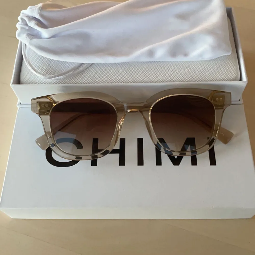 Säljer mina chimi eyewear solglasögon i modellen 02 och färgen Ecru. Aldrig använda därav har dom inga som helst tecken på användning.  Inköpta förra våren💓💓 Nypris 1250, mitt pris 900 kr. Accessoarer.