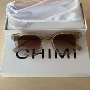 Säljer mina chimi eyewear solglasögon i modellen 02 och färgen Ecru. Aldrig använda därav har dom inga som helst tecken på användning.  Inköpta förra våren💓💓 Nypris 1250, mitt pris 900 kr