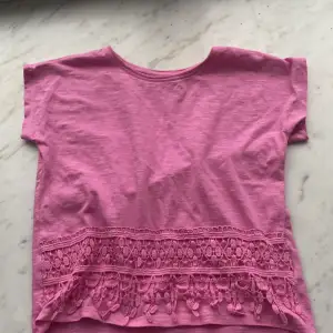 Jag säljer en fin rosa t-shirt som jag inte vill ha kvar så då säljer jag den till en som vill ha+den är inte min storlek längre 