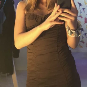 Brun draperad klänning  - Säljer denna bruna fina klänningen från hm då den är lite för liten för mig 💗 om ni vill ha bättre bilder på den på så är det bara att fråga!