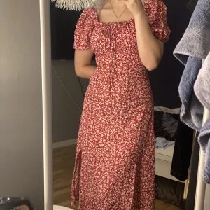 Klänning - Längre klänning som aldrig är använd. Går att justera vid bysten. Väldigt tunt meterial utan att bli genomskinligt.