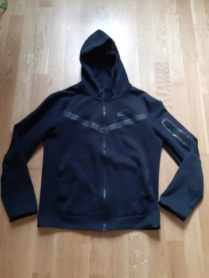 Nike tech - Tröjan är endast använd ett fåtal tillfällen och är i väldigt gott skick-9/10. Tröjan är köpt på the athelete’s foot i Malmö och köptes för 899. Jag säljer pga att tröjan växt ur mig. Skriv om du är intresserad eller för fler bilder. Priset är inte satt.