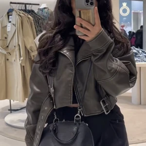 SÖKER!! Zara skinnjacka - Hej!! Söker desperat efter denna zara skinnjacka som är omöjlig att få tag på, fick leta jilder på tiktok hahahaa hör av er ❤️