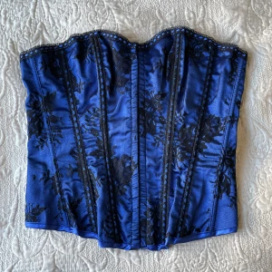 Korsett - Vill du ge en superfina korsett ett nytt liv?   Tyvärrr är denna pingla trasig i ryggen, men om man är tillräckligt händig ska det nog gå att laga!  Skulle vara superglad om den kan få ett nytt liv som den förtjänar💙💙