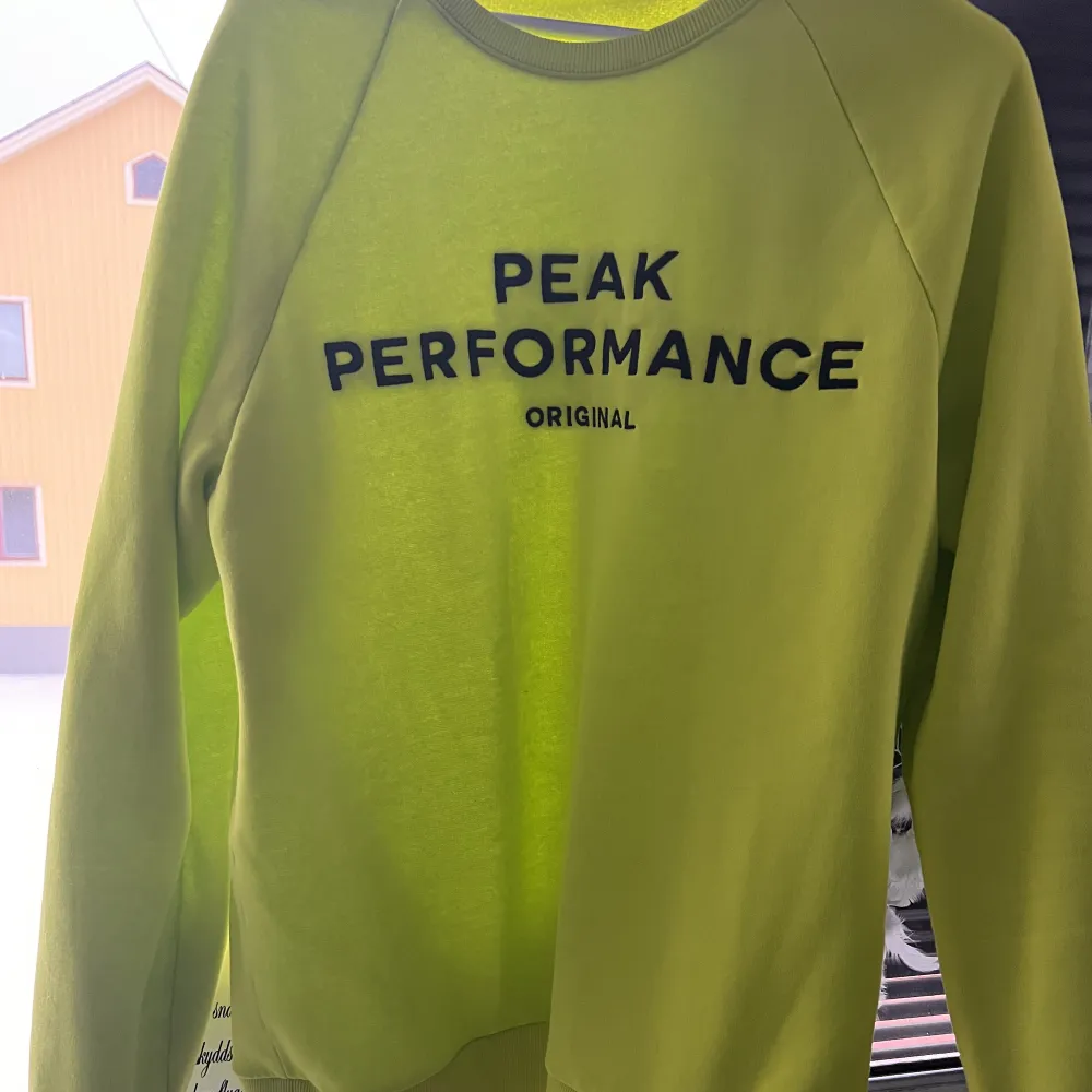 Säljer denna tröja från peak performance använd ca 2 gånger är i storlek XL skulle säga passar M-L. Nypris ca 800 säljer för 500 inklusive frakt. . Hoodies.
