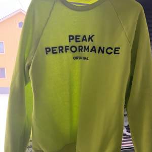 Säljer denna tröja från peak performance använd ca 2 gånger är i storlek XL skulle säga passar M-L. Nypris ca 800 säljer för 500 inklusive frakt. 