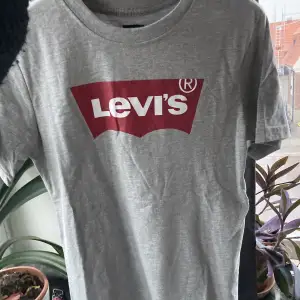 Levi’s t-shirt. Ganska stor i storleken så skulle säga att det är en S-M