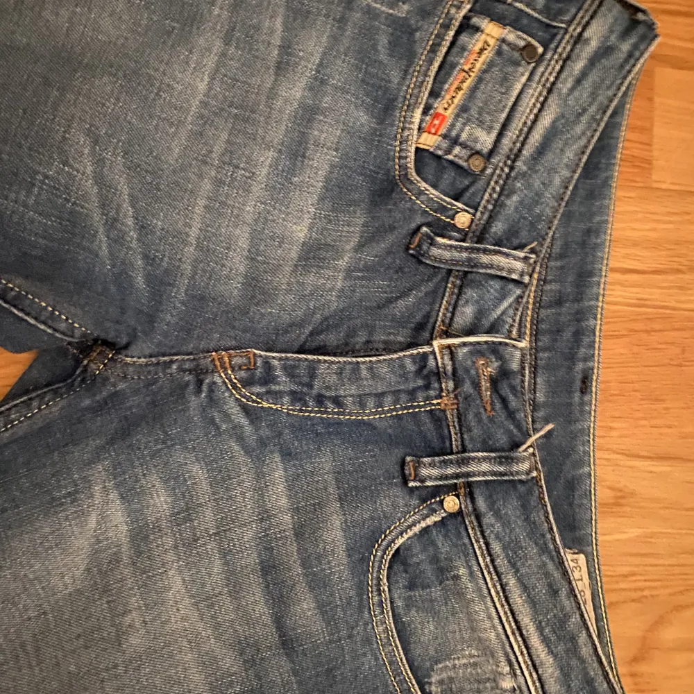 Säljer dessa bootcut lågmidjade diesel jeans med unik design på baksidan, i storlek W28-L34 motsvarar ungefär s. Midjemått är 76cm och innerbenslängd är 83cm. Skriv om ni har några frågor eller vill ha fler bilder💕. Jeans & Byxor.