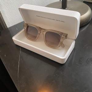 Säljer nu mina chimi solglasögon i modellen 04, sparsamt använda och i bra skick, köpta sommaren 2022. Säljer för 550 vid snabbaffär