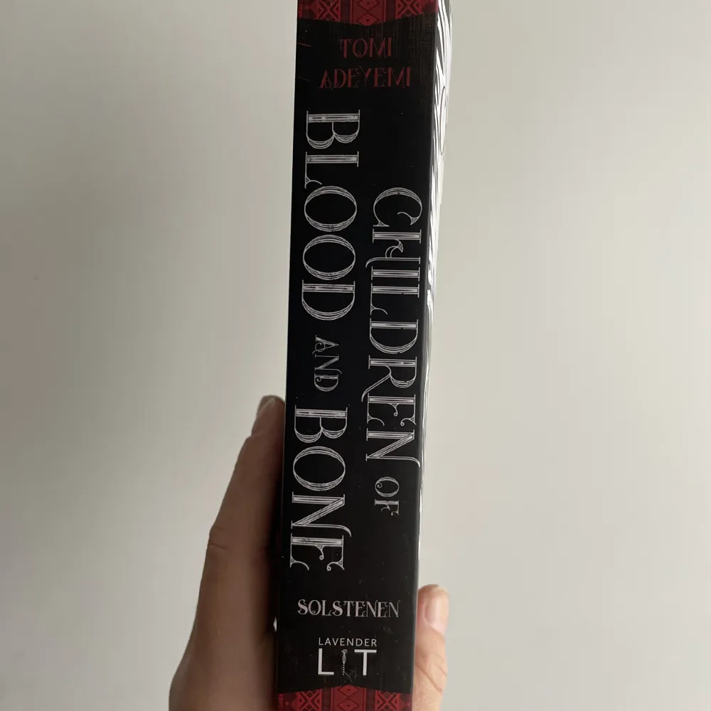 Children of blood and bone av Tomi Adeymi. Språk: svenska. Mycket fint skick. . Böcker.