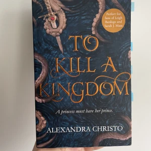 To kill a kingdom  - To kill a kingdom av Alexandra Christo. Språk: engelska. Liten spricka på ryggen och litet märke längst ner (se bild 2,3). Annars fint skick