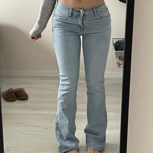 Säljer nu dessa trendiga low waist jeansen från Gina Tricot. Säljer då jag har för många jeans just nu och vill bli av med många av dom. Ej använd, som ny. 💖💓