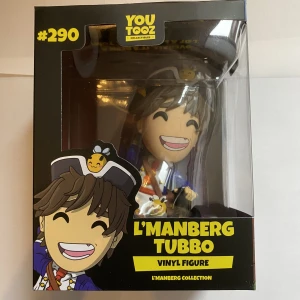 Tubbo YOUTOOZ dream smp collectible - Säljer denna figur för atg jag inte hsr något intresse för minecraft/Dream smp längre. Figuren är i perfekt skick men som du kan se på den sista bilden är baksidan lite riven. Om du vill ja mer bilder/information skriv gärna❤️