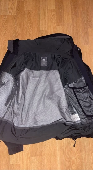Säljer helt oanvänd haglöfs gortex jacka  - Helt ny och oandvänd 