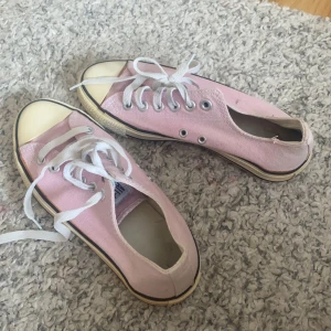 Skor  - Säljer dessa conversen då jag aldrig använder dom. 